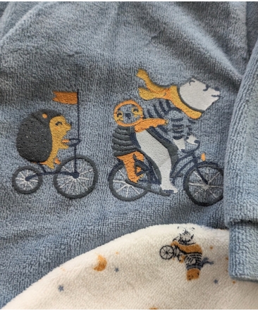 Kruippakje met muts biking bear jeans detail 8573A